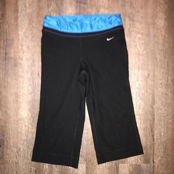 Nike Ladies Yoga 3/4 Capris - Picture 1 of 4